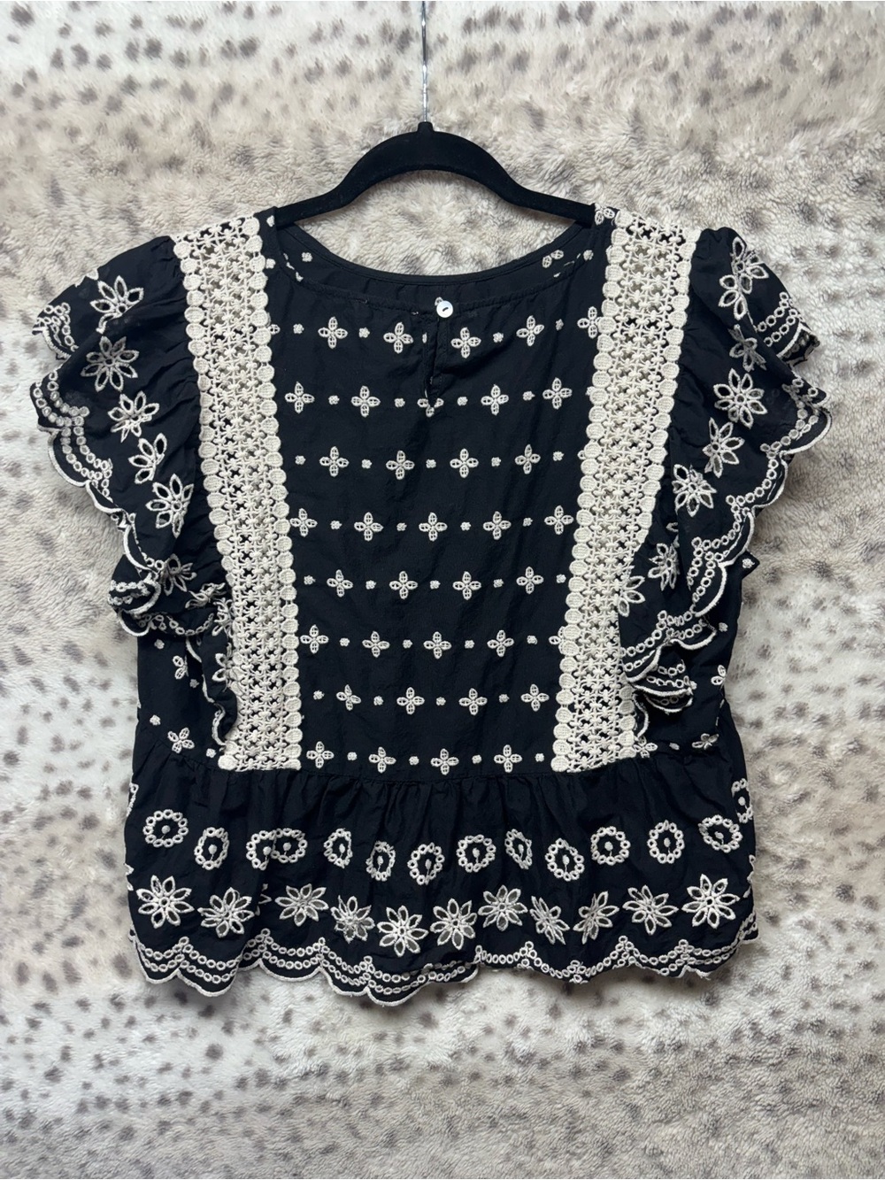 JENNIFER & GRACE FLUTTER SLEEVE PEPLUM STYLE EYELET TOP - Picture 2 of 4